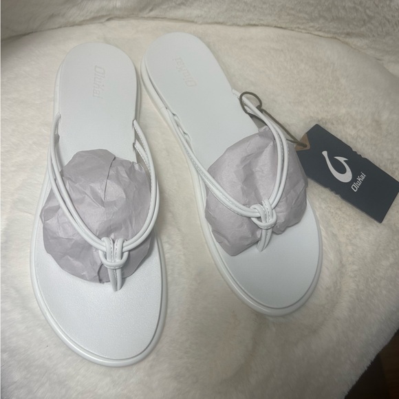 OluKai Aka White Sandals Classic Minimalist Design flip flops NWT Sz-10. RS - Picture 3 of 10